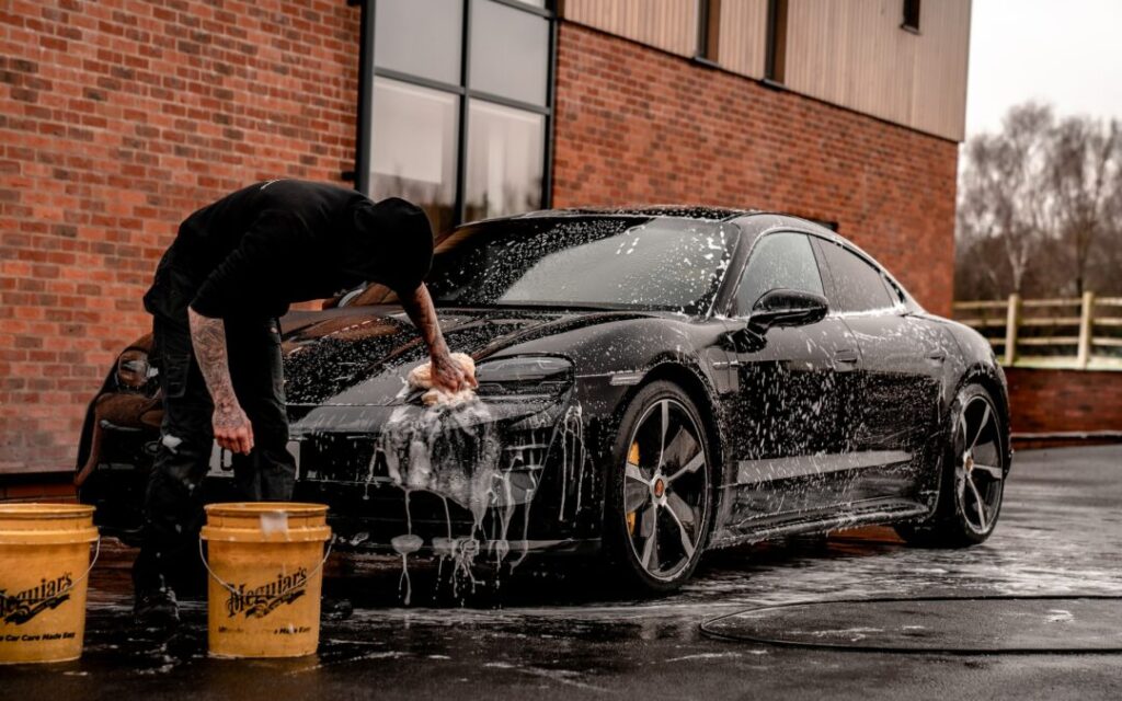 Un professionnel effectuant un lavage voiture à domicile à Marrakech